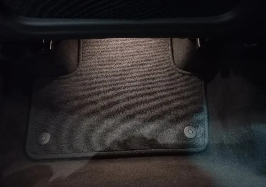 Tapis de sol noir côté passager avant du Volvo XC60 B4 197 Geartronic 8 Inscription 2022.