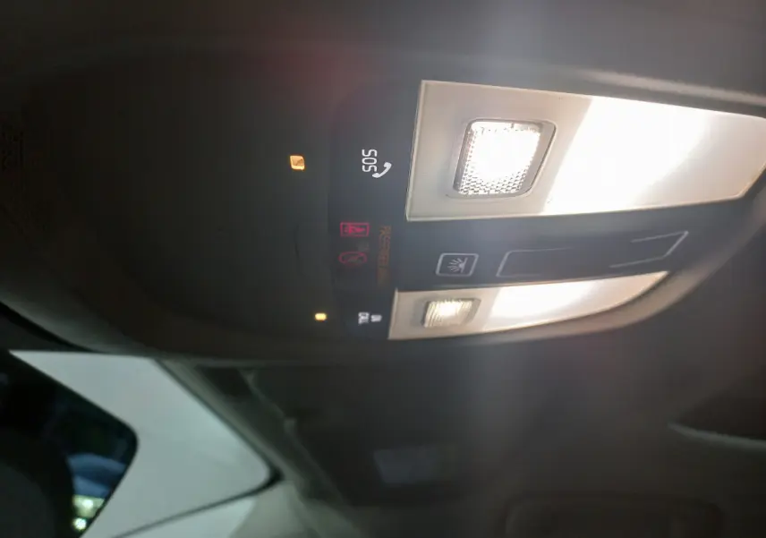 Plafonnier intérieur allumé avec commandes SOS et éclairages de lecture du Volvo XC60 gris clair B4 2022.