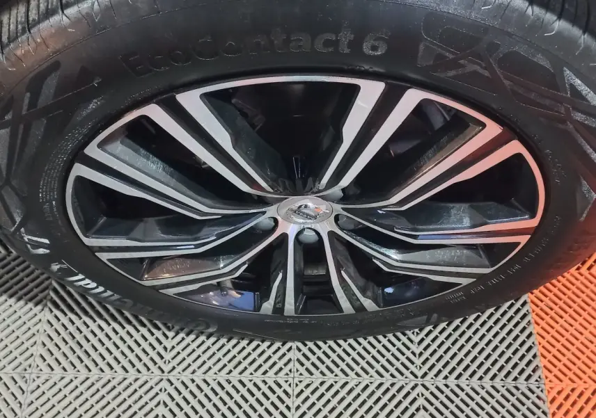 Gros plan sur la jante alliage noire et argentée du Volvo XC60 B4 gris clair, avec pneu Continental EcoContact 6 visible.