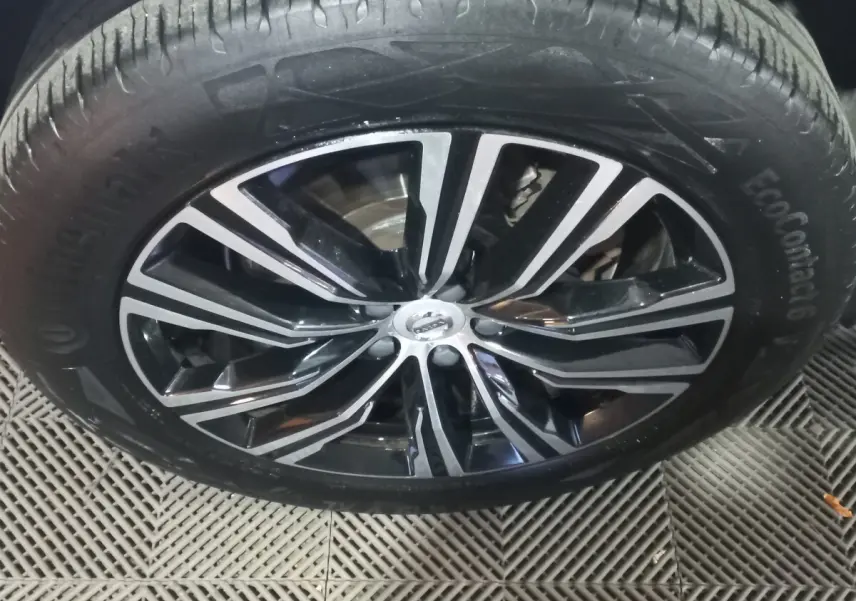 Gros plan sur la jante alliage noire et argentée du Volvo XC60 B4 2022 avec pneu Continental EcoContact 6 visible
