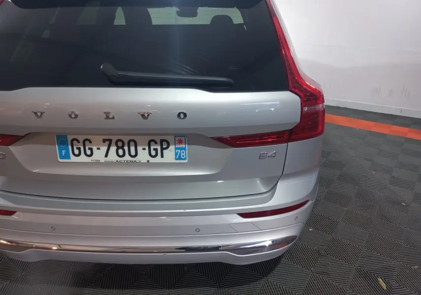 Vue arrière d'un Volvo XC60 B4 gris clair avec feux LED et plaque d'immatriculation française visible.