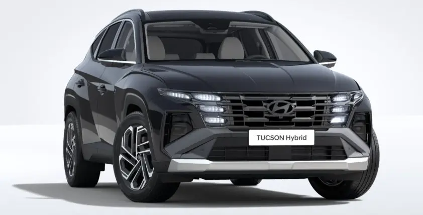 Vue 3/4 avant d'un Hyundai Tucson noir 2026 hybride avec calandre distinctive et feux LED allumés.