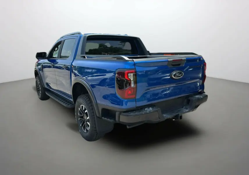 Vue 3/4 arrière droite du Ford Ranger 205 Wildtrak X Pack X Rideau bleu lightning avec arceau sport et jantes alu noires.