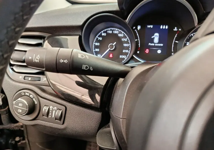 Vue rapprochée du tableau de bord et du combiné d'instruments du Fiat 500X 2020 avec affichage digital et commandes lumineuses.