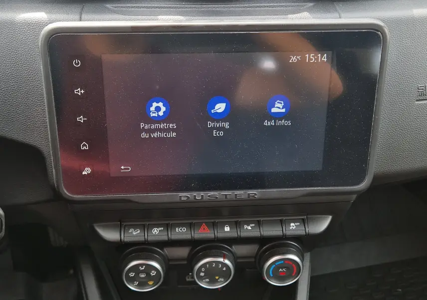 Écran tactile central du Dacia Duster 2022 montrant les paramètres du véhicule, avec commandes climatisation en dessous.