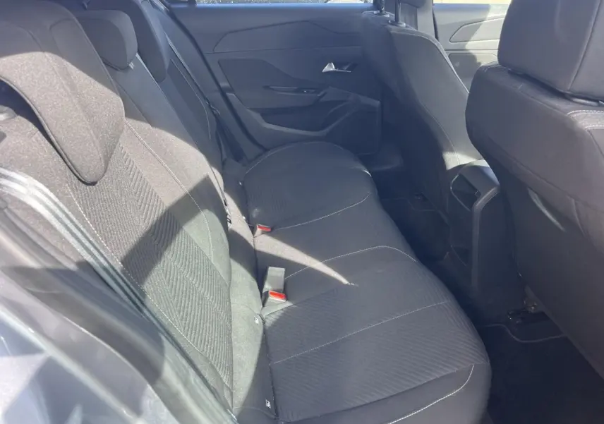 Vue intérieure côté gauche de la banquette arrière noire de la Peugeot 308 2024 en tissu Renze.