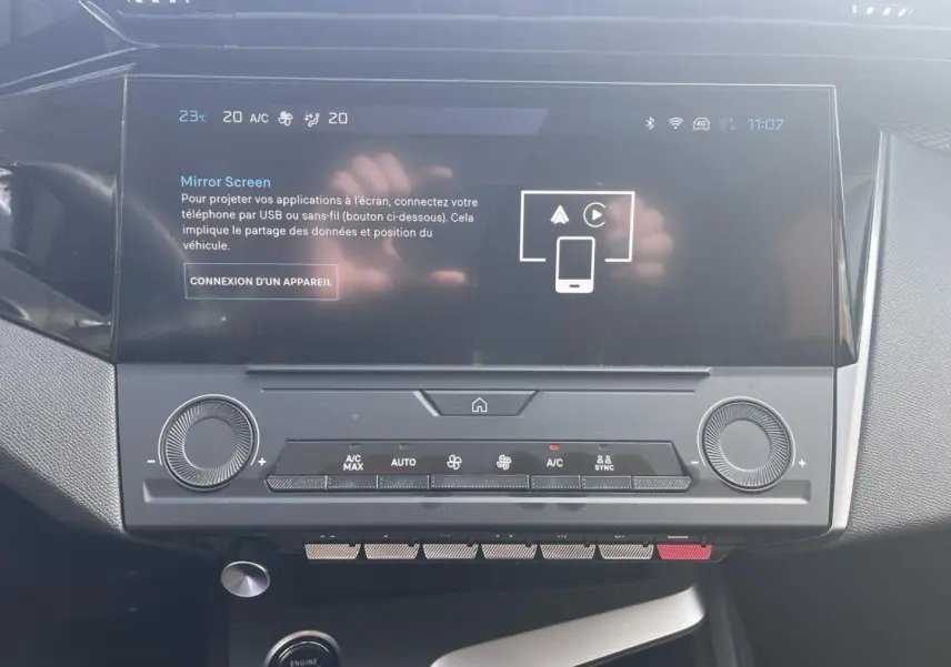 Vue rapprochée de la console centrale du Peugeot 308 2024 avec écran tactile et commandes climatisation.