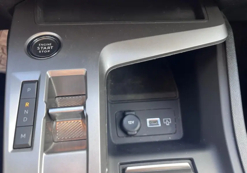 Gros plan sur la console centrale de la Peugeot 308 2024, avec bouton start/stop et sélecteur de boîte automatique gris Artense.