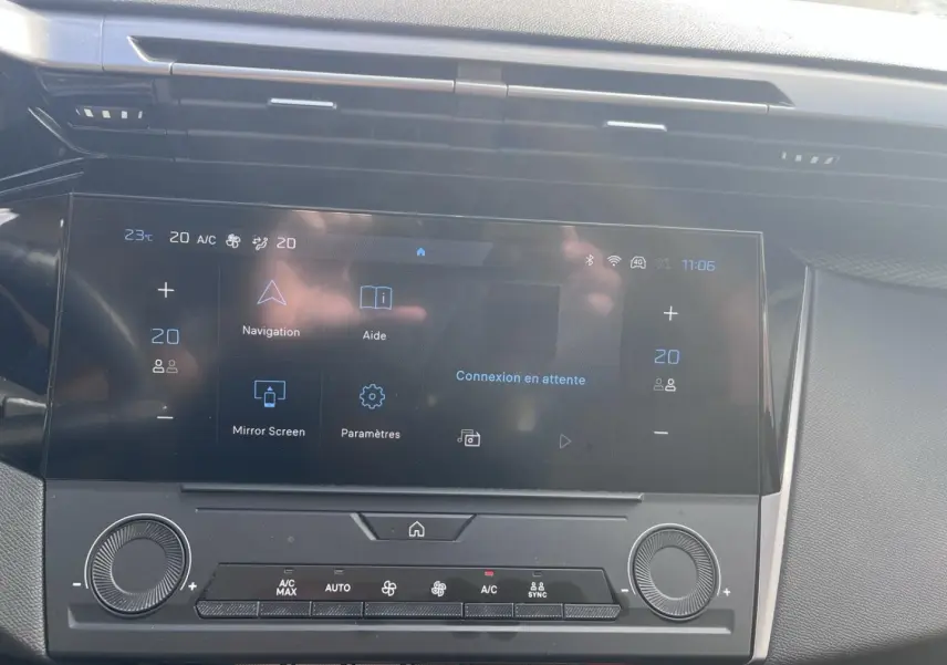 Écran tactile central de la Peugeot 308 2024 gris Artense, vue frontale du tableau de bord avec commandes climatisation.