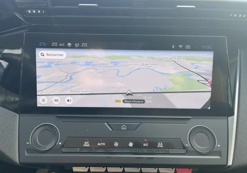 Écran tactile central du tableau de bord de la Peugeot 308 2024, affichant la navigation GPS en mode carte.