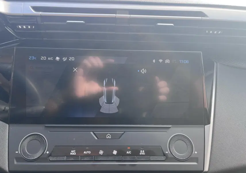 Écran tactile central et commandes climatisation de la Peugeot 308 2024 en intérieur, vue frontale rapprochée.