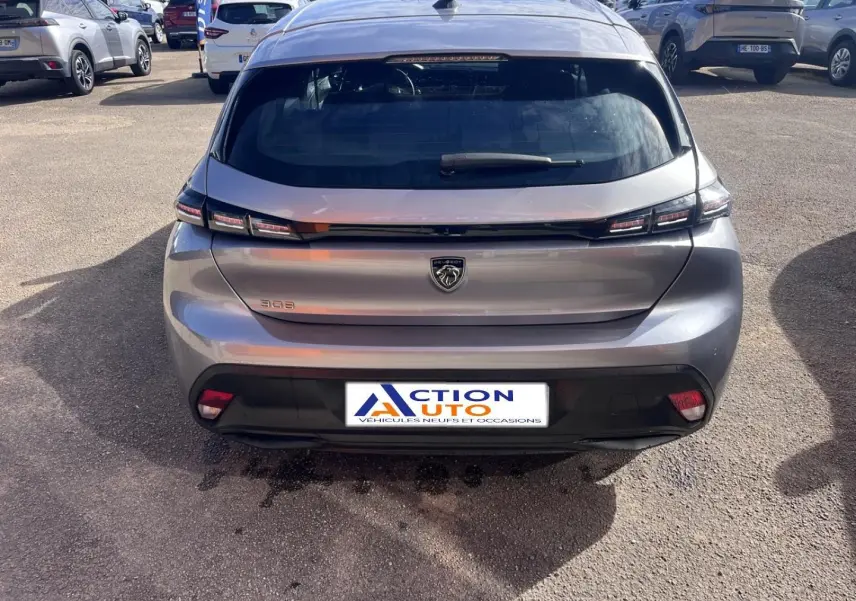 Vue arrière d'une Peugeot 308 gris Artense avec feux arrière LED et logo lion centré sur le hayon.