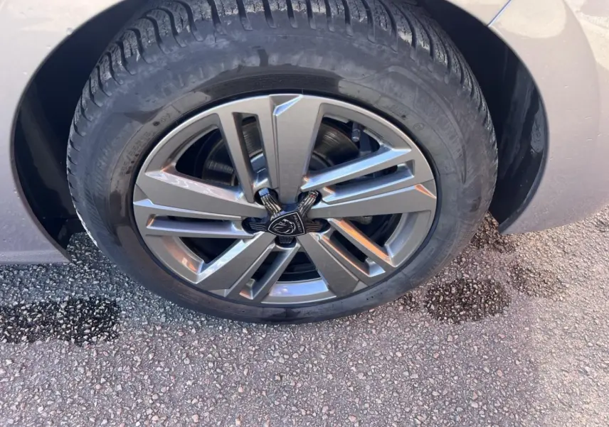 Gros plan sur la jante alu grise et le pneu d’une Peugeot 308 gris Artense, vue côté droit.