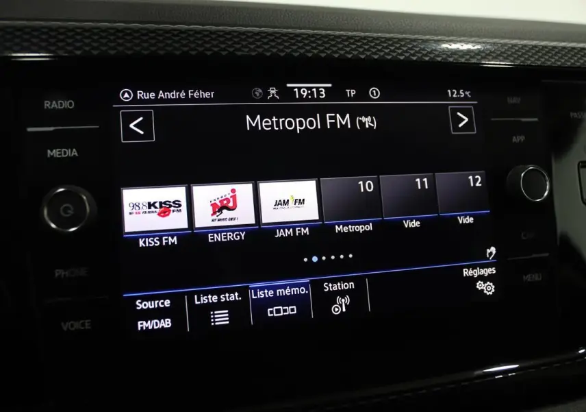 Écran tactile du système multimédia de la Volkswagen Polo 2022 affichant les stations FM avec interface noire brillante.