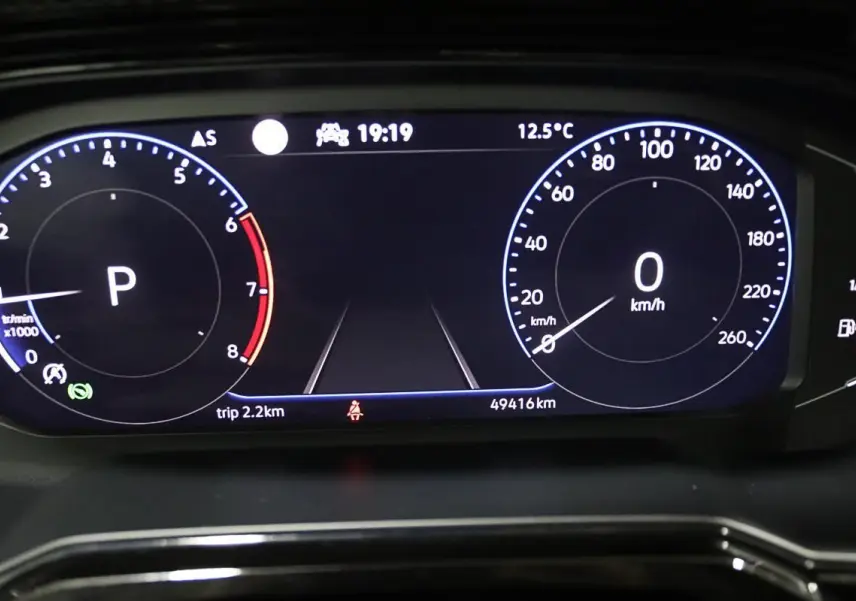 Vue rapprochée du tableau de bord numérique de la Volkswagen Polo 2022, affichant le compte-tours et la vitesse à zéro.