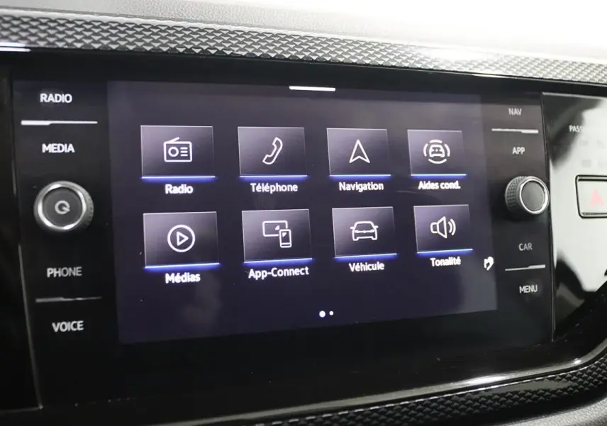 Écran tactile central du Volkswagen Polo 2022 affichant les options Radio, Navigation, App-Connect et Aides à la conduite.