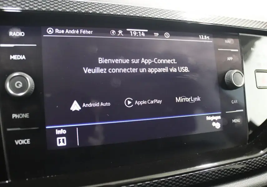 Écran tactile central de la Volkswagen Polo 2022 affichant l'interface App-Connect avec options Apple CarPlay et Android Auto.