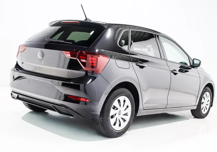Volkswagen Polo noire vue en 3/4 arrière côté droit, avec feux arrière et jantes blanches visibles.