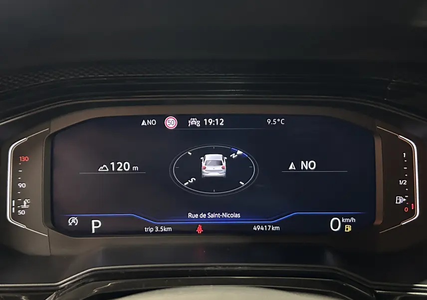 Vue rapprochée du Virtual Cockpit numérique de la Volkswagen Polo 2022 affichant la navigation et les informations de conduite.