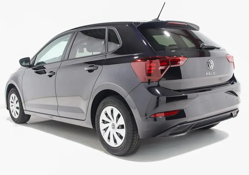 Volkswagen Polo noire vue en 3/4 arrière côté gauche, avec jantes blanches et feux arrière distinctifs.