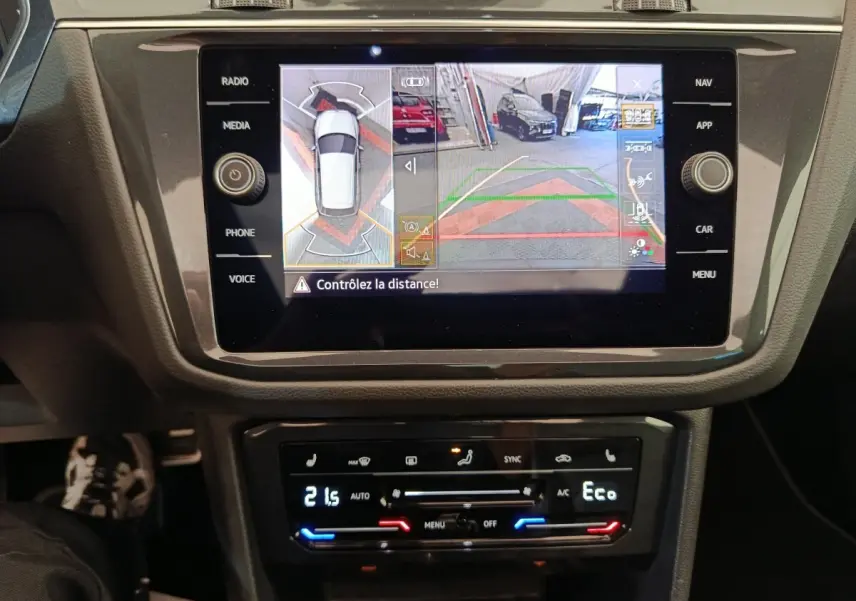 Écran tactile central du Volkswagen Tiguan noir 2023 affichant la caméra 360° d'aide au stationnement.