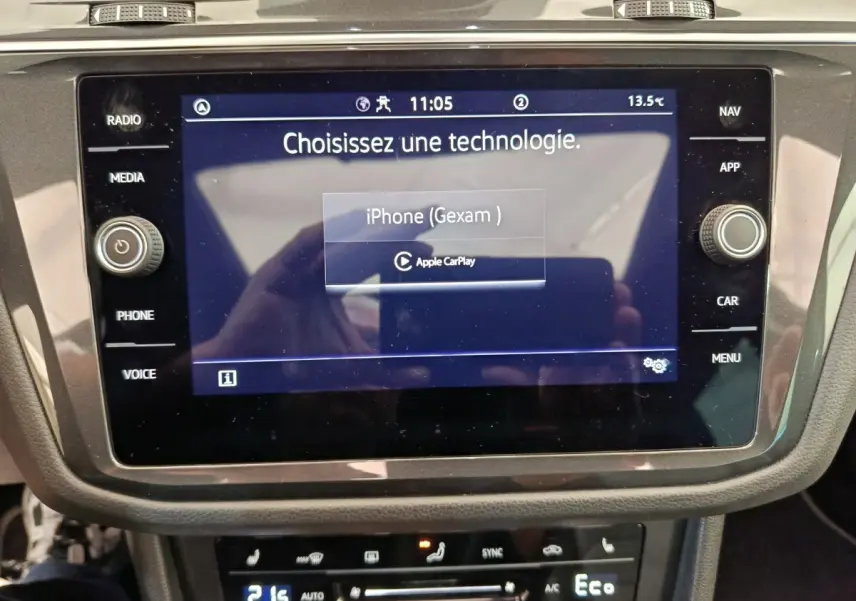 Écran tactile central du Volkswagen Tiguan noir 2023 affichant le menu de connexion Apple CarPlay.
