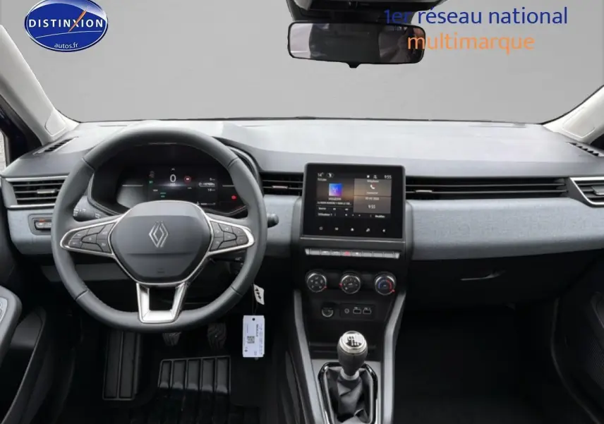 Intérieur de la Renault Clio V bleu iron, vue frontale du tableau de bord avec volant multifonction et écran tactile central.