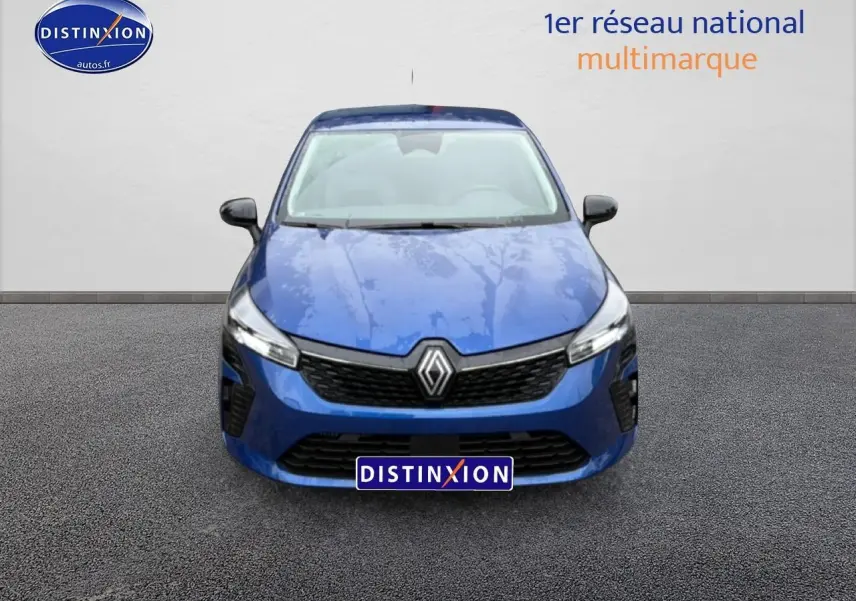 Vue avant d'une Renault Clio V bleu iron 2026 avec calandre noire et phares LED allumés.