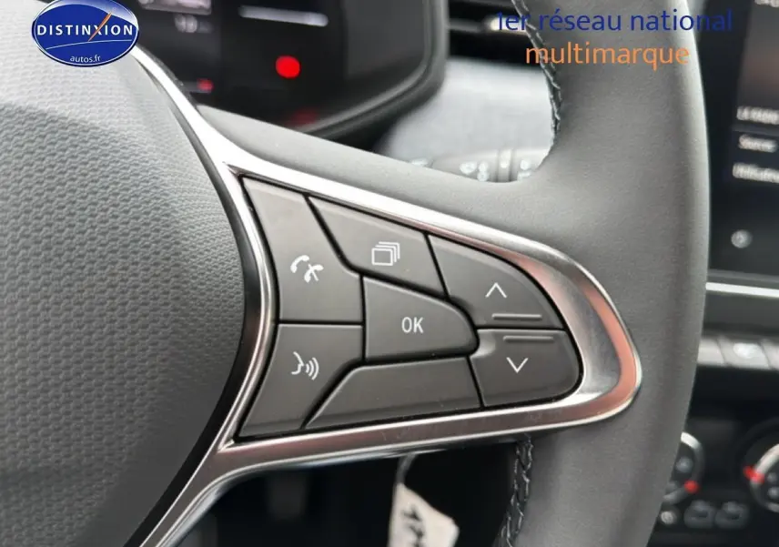 Gros plan sur les commandes multifonctions à droite du volant de la Renault Clio V, finition 1.0 TCe 90 Evolution.