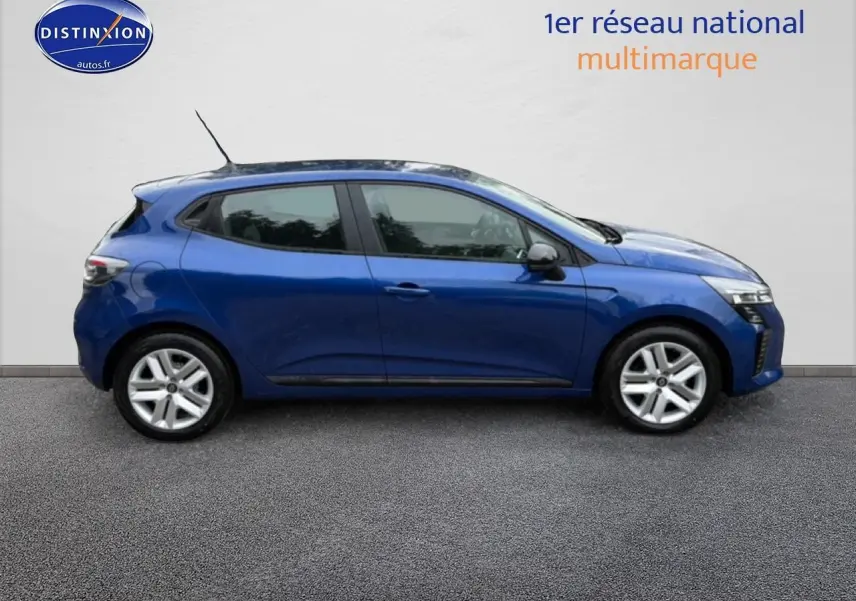 Profil côté gauche d'une Renault Clio V bleu iron 2026 avec jantes alliage et poignées ton carrosserie.
