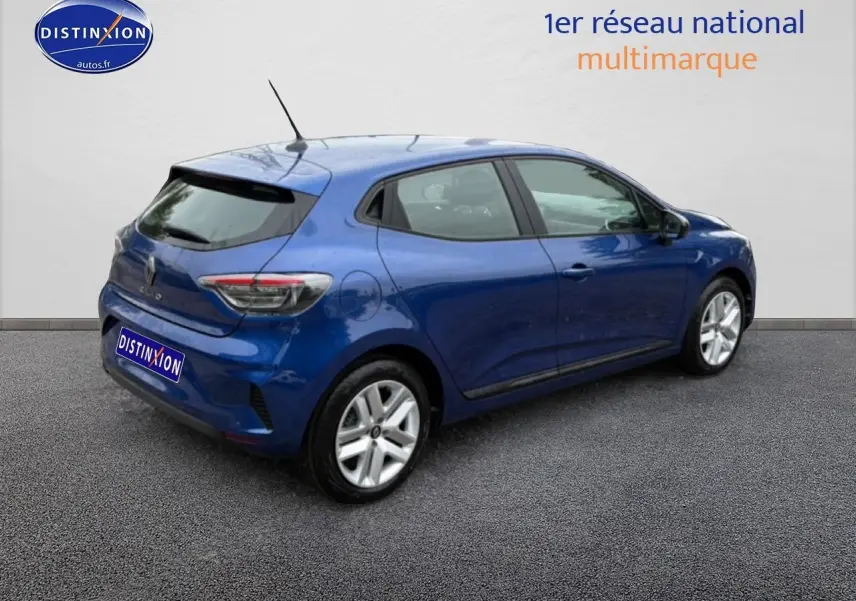 Renault Clio V bleu iron vue 3/4 arrière droit avec becquet et feux arrière LED distinctifs.
