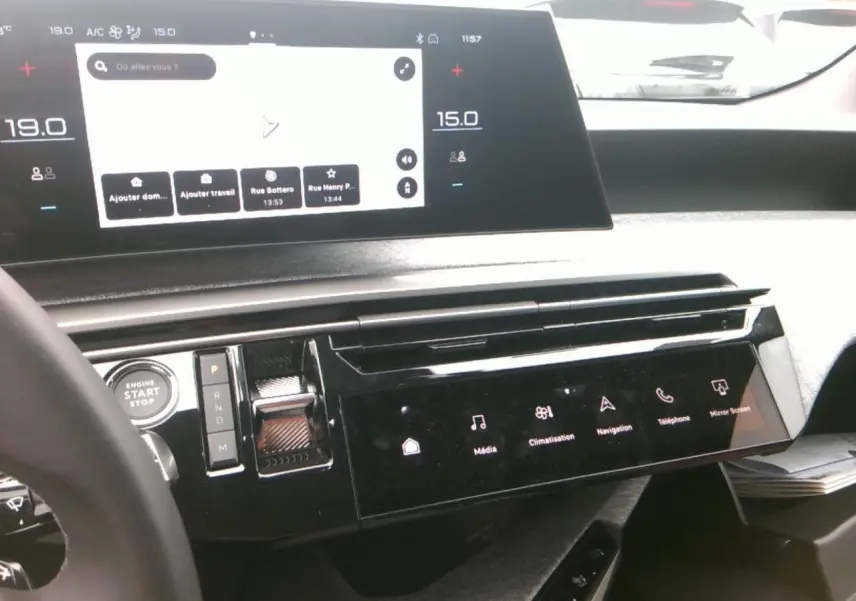 Vue intérieure du tableau de bord du Peugeot 3008 2025 hybride, avec écran tactile central et commandes digitales noires.