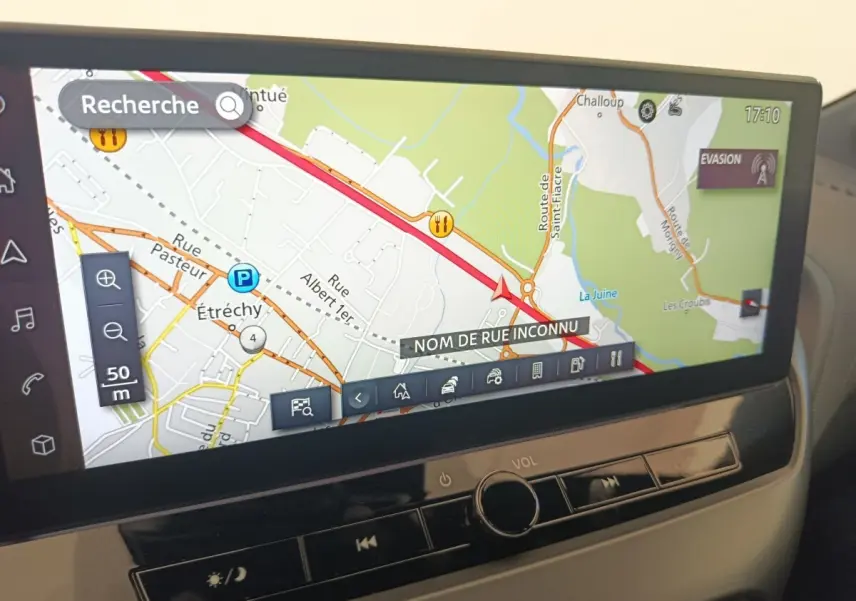 Écran tactile central du Nissan Juke 2025 affichant une carte de navigation avec interface moderne et commandes intégrées.
