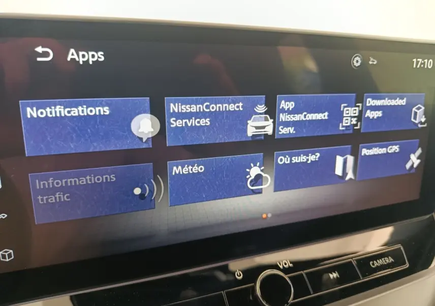 Écran tactile central du Nissan Juke 2025 affichant le menu des applications avec options connectées et GPS.