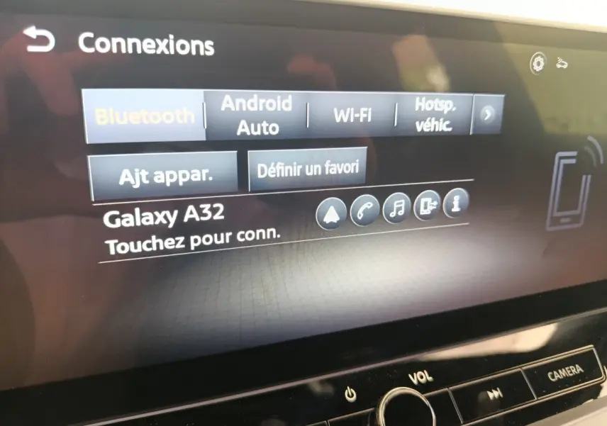Écran tactile central du Nissan Juke bleu 2025 affichant les options de connexion Bluetooth, Android Auto et Wi-Fi.