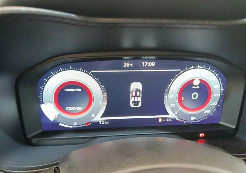 Vue rapprochée du combiné d'instruments numérique du Nissan Juke bleu 2025 affichant la vitesse et le régime moteur.