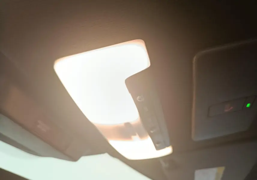 Plafonnier intérieur allumé avec commandes, vue rapprochée du toit du Nissan Juke bleu 2025.