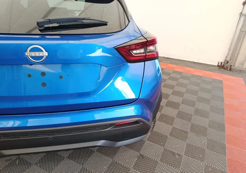 Vue arrière droite du Nissan Juke DIG-T 114 BVM6 N-Connecta bleu brillant, avec feux arrière LED distinctifs.