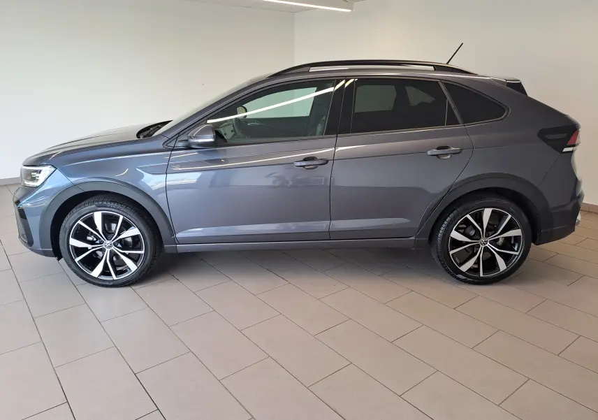 Vue latérale droite d'un Volkswagen Taigo gris cendre 2025 avec jantes alliage noir et argent 18 pouces, finition R-Line Edition.