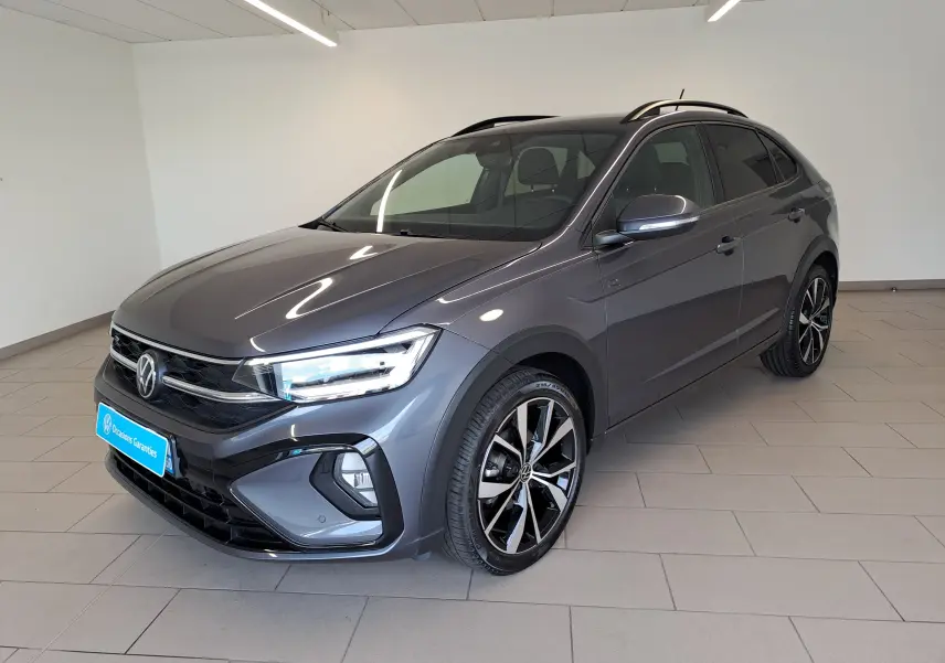 Volkswagen Taigo gris cendre en vue 3/4 avant droit, avec jantes alliage 18 pouces et finitions R-Line.