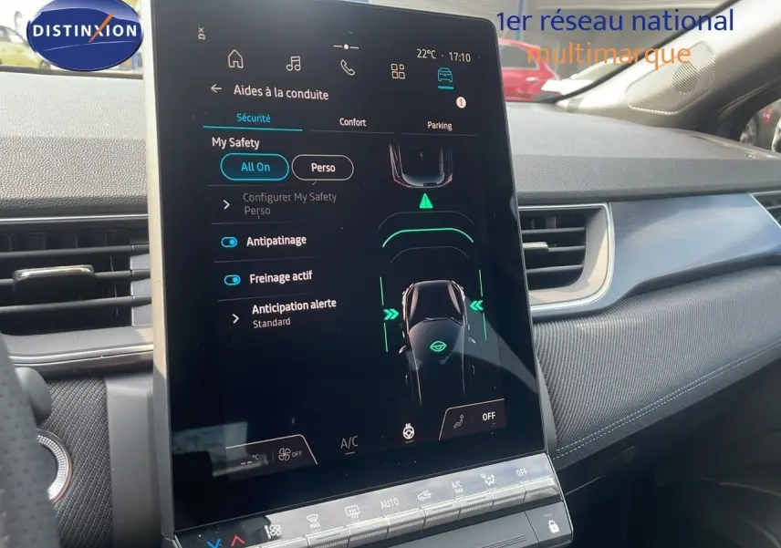 Écran tactile central du Renault Captur E-Tech Hybrid 2025 montrant les aides à la conduite dans un intérieur gris et noir.