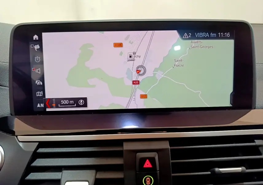 Écran tactile de navigation 10,3 pouces affichant une carte GPS dans l'habitacle du BMW X3 noir 2019.