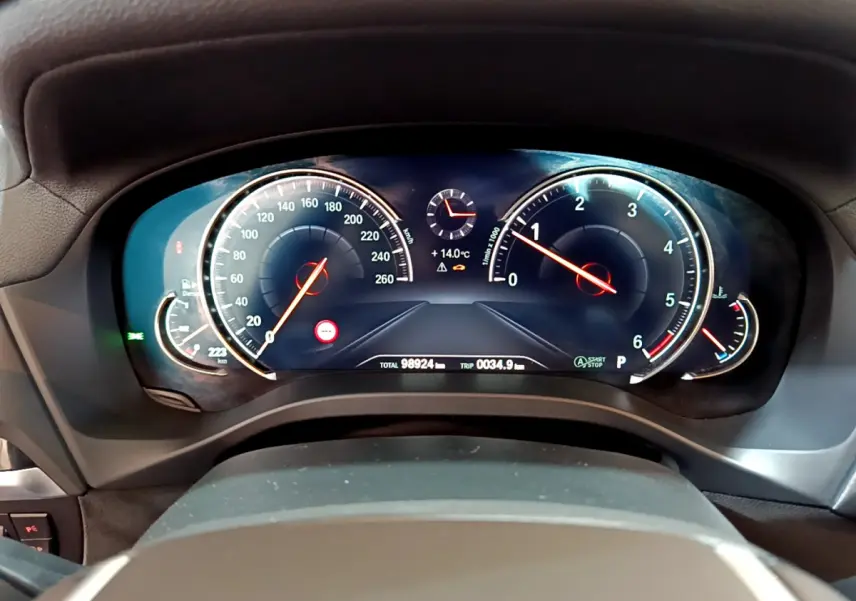 Tableau de bord numérique du BMW X3 noir 2019, affichant vitesse, compte-tours et température extérieure.