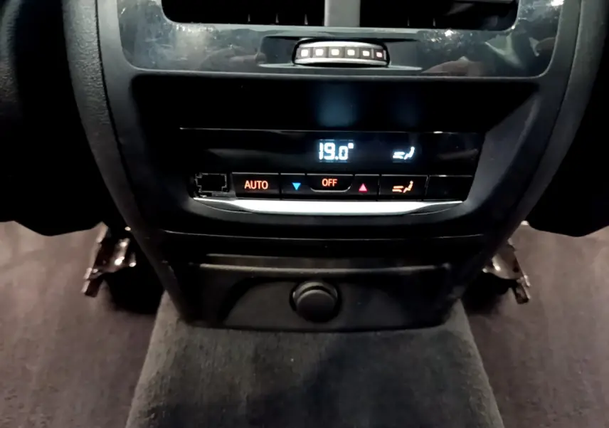 Commande de climatisation arrière digitale affichant 19°C dans un BMW X3 xDrive20d noir de 2019.
