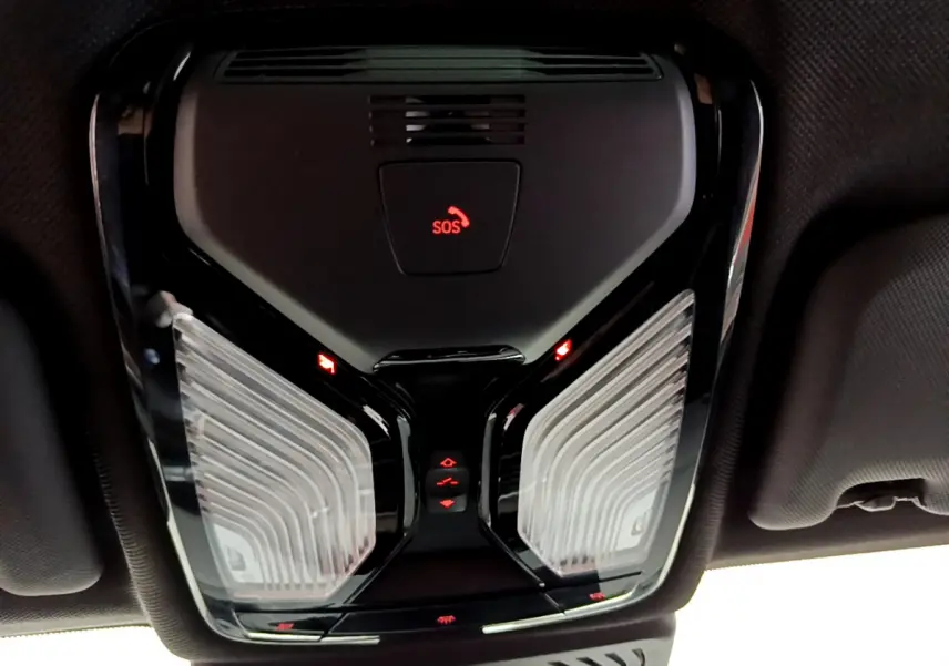 Vue en contre-plongée du plafonnier noir avec bouton SOS et éclairages intérieurs LED du BMW X3 xDrive20d 2019.