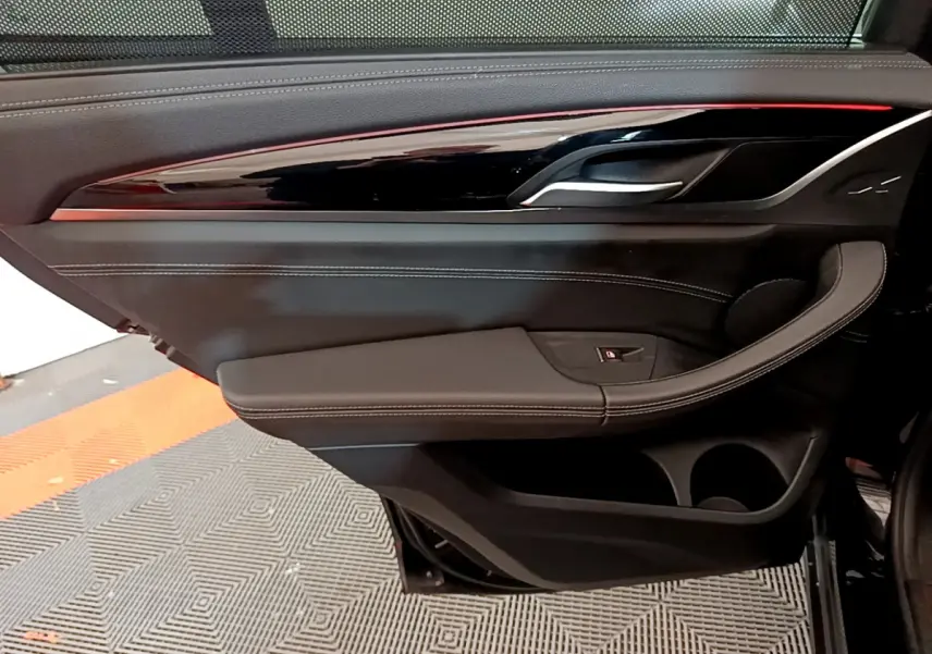 Panneau de porte intérieur côté gauche noir avec surpiqûres blanches et insert laqué sur BMW X3 xDrive20d 2019.