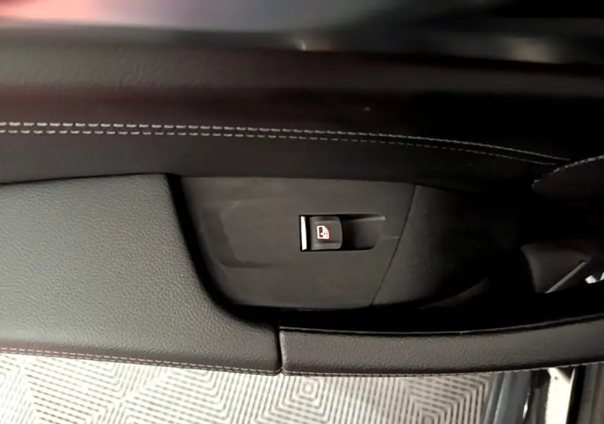 Bouton de verrouillage des portes sur la porte intérieure côté gauche d'un BMW X3 noir 2019.