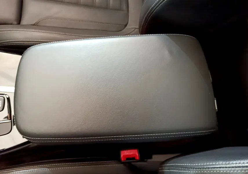 Accoudoir central en cuir noir avec surpiqûres blanches dans l'habitacle d'un BMW X3 xDrive20d 2019.