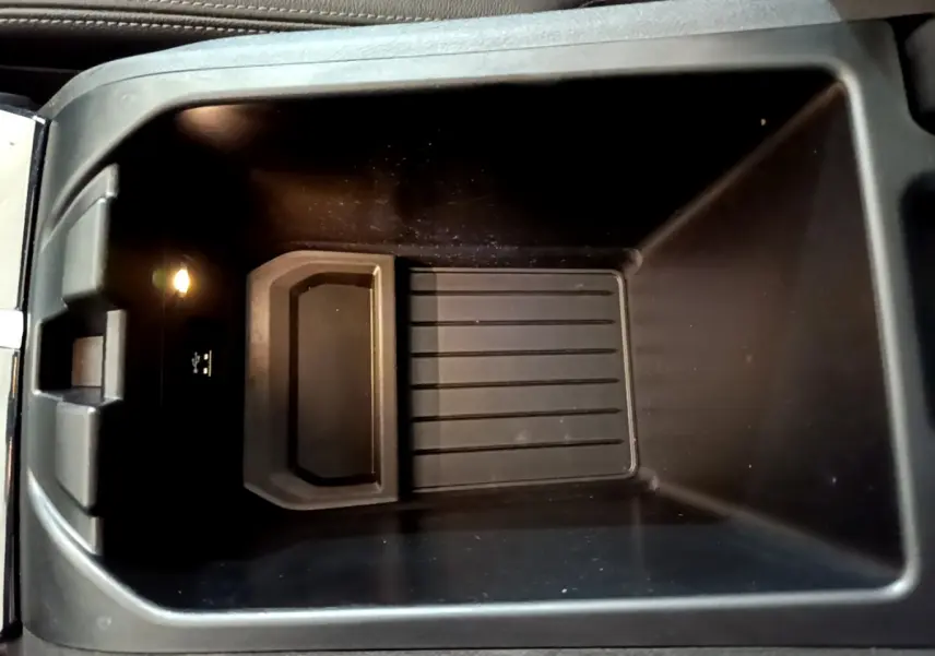 Vue rapprochée de la console centrale noire du BMW X3 xDrive20d 2019 avec prise USB et éclairage intérieur.