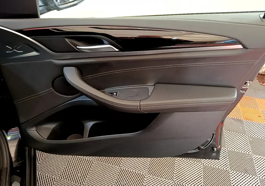 Panneau de porte intérieur côté gauche en cuir noir avec surpiqûres blanches sur BMW X3 xDrive20d 2019.